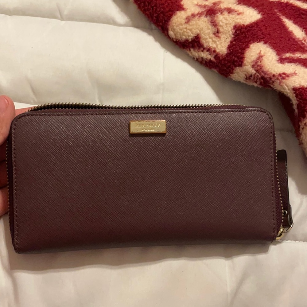 Continental size wallet in great condition. I kept the original tags.